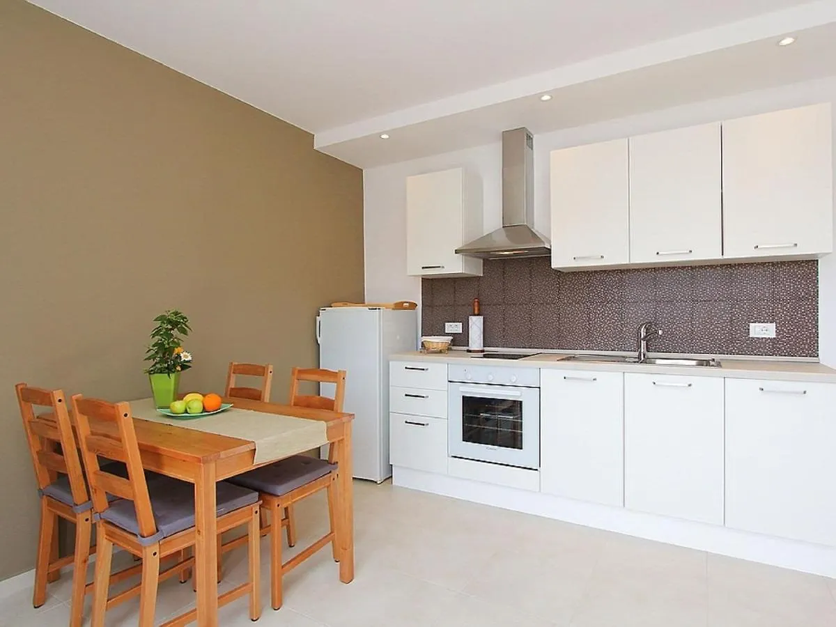 Modern Apartment In Pula With Garden