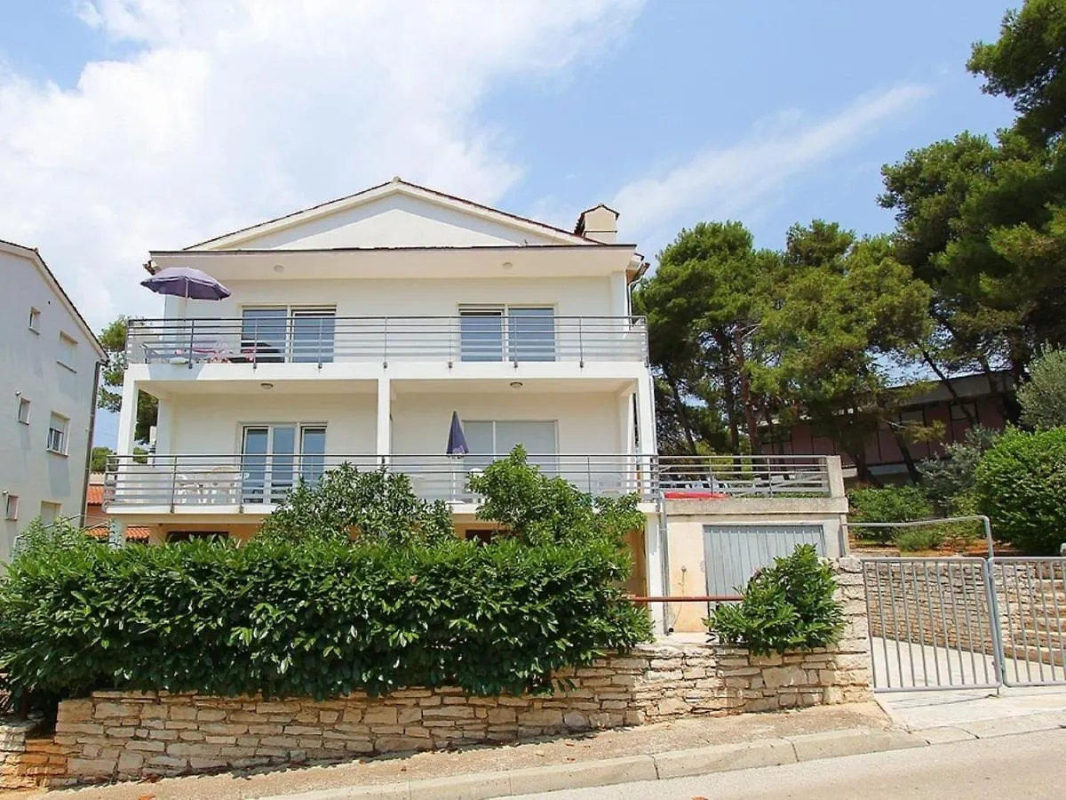 Modern Apartment In Pula With Garden